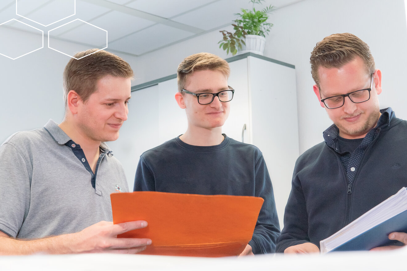 Gruppe Personen schaut in Mappen