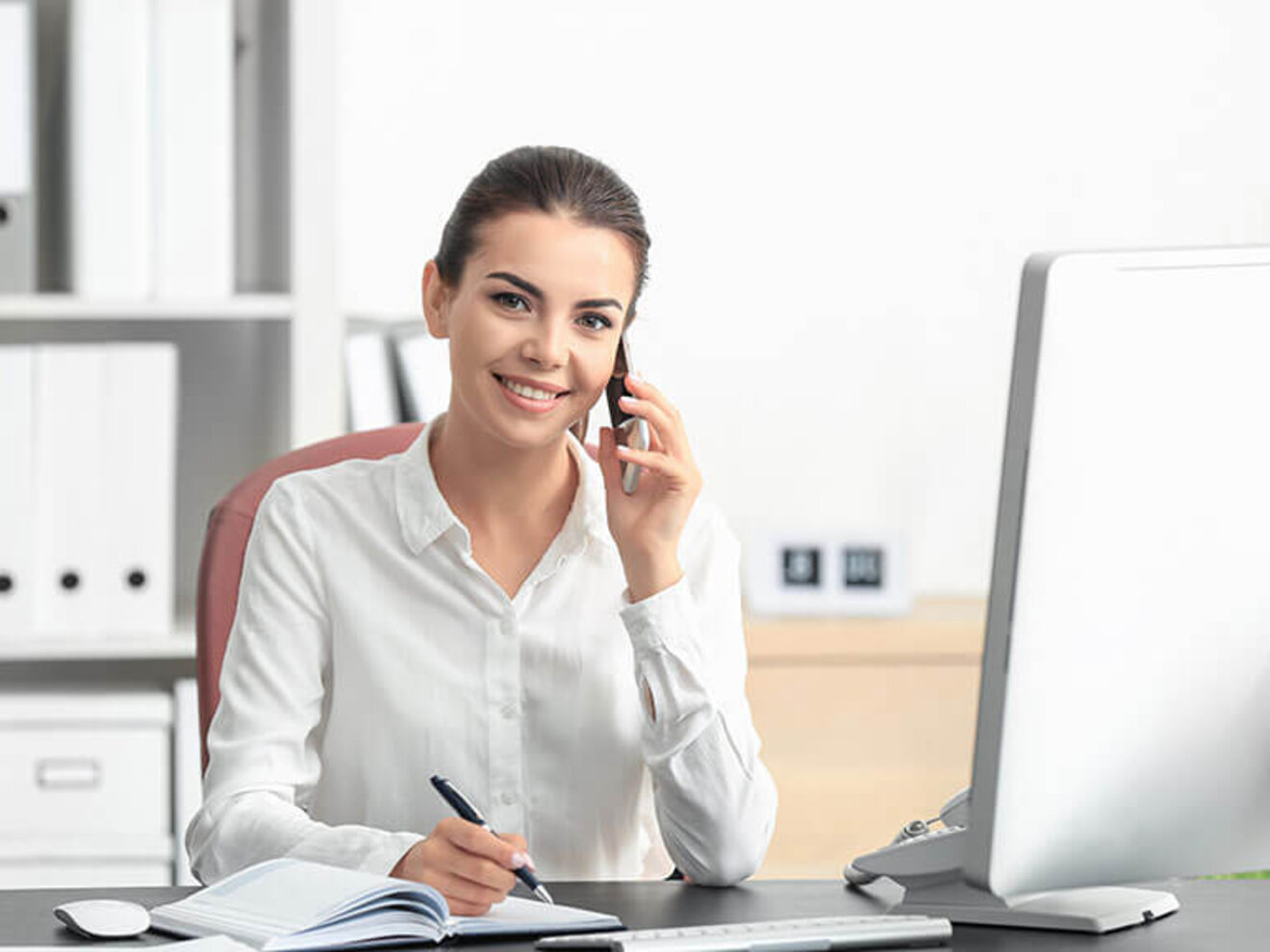 Frau telefoniert im Büro