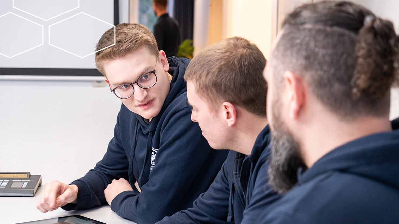 Drei Personen in einer Besprechung