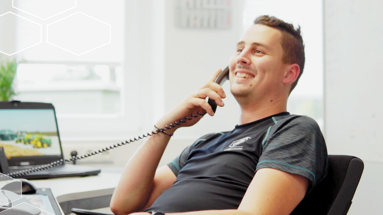 Mitarbeiter telefoniert